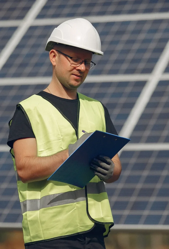 MediaMorph_man-with-white-helmet-near-solar-panel_min (1)