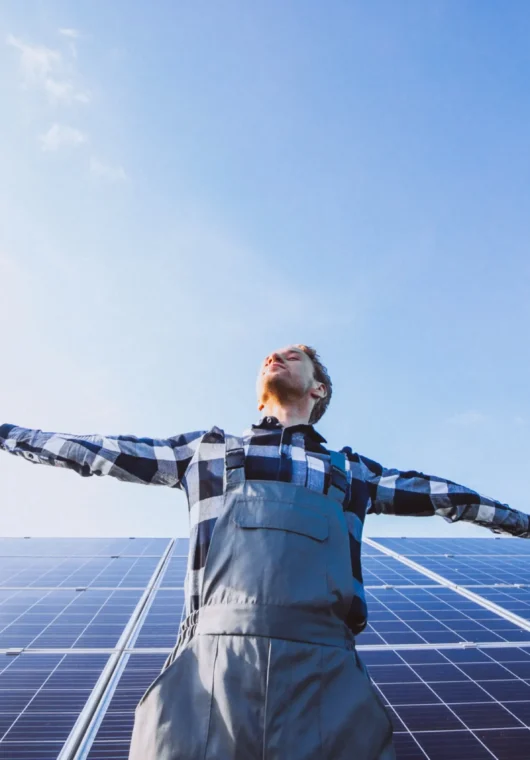 MediaMorph_man-worker-firld-by-solar-panels (1)_min